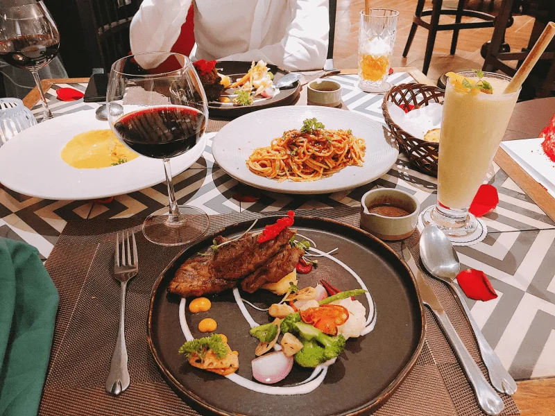 Dating at a fancy restaurant is also a good idea Dating at a fancy restaurant is also a good idea