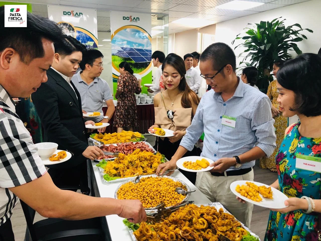 如果您正在寻找信息，您需要确定在您家或餐厅组织自助餐的服务提供商？