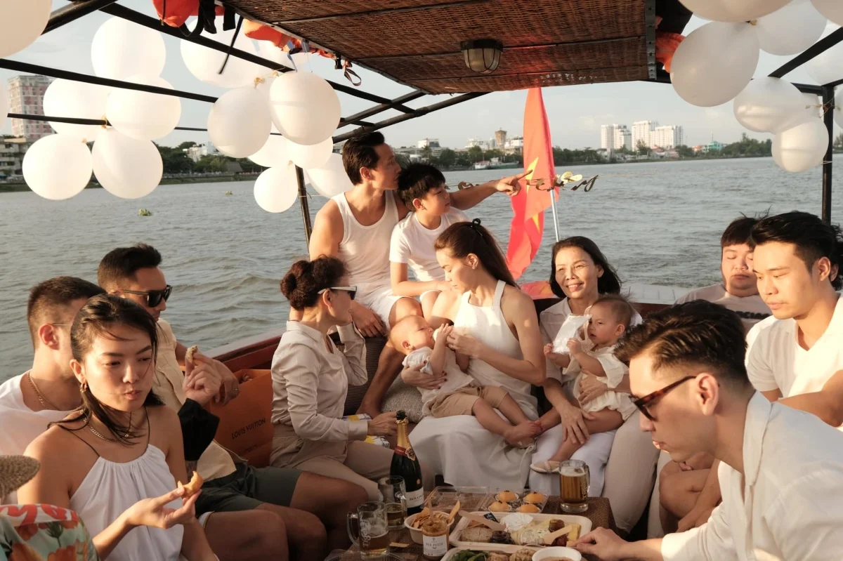 Tiệc Trên Du Thuyền Và Những Lý Do Lựa Chọn Mô Hình Này