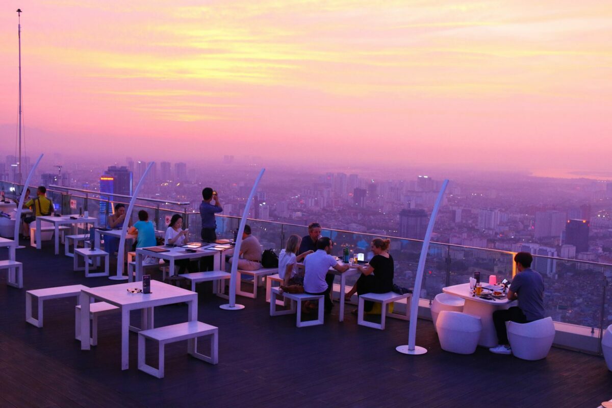 Chiếc bar roof top với view cực chill giữa lòng Hà Nội