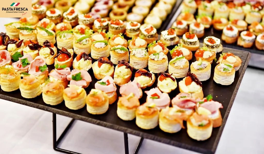 Thức ăn trong tiệc Finger Foods for Party được chia thành những phần nhỏ vừa ăn Thức ăn trong tiệc Finger Foods for Party được chia thành những phần nhỏ vừa ăn