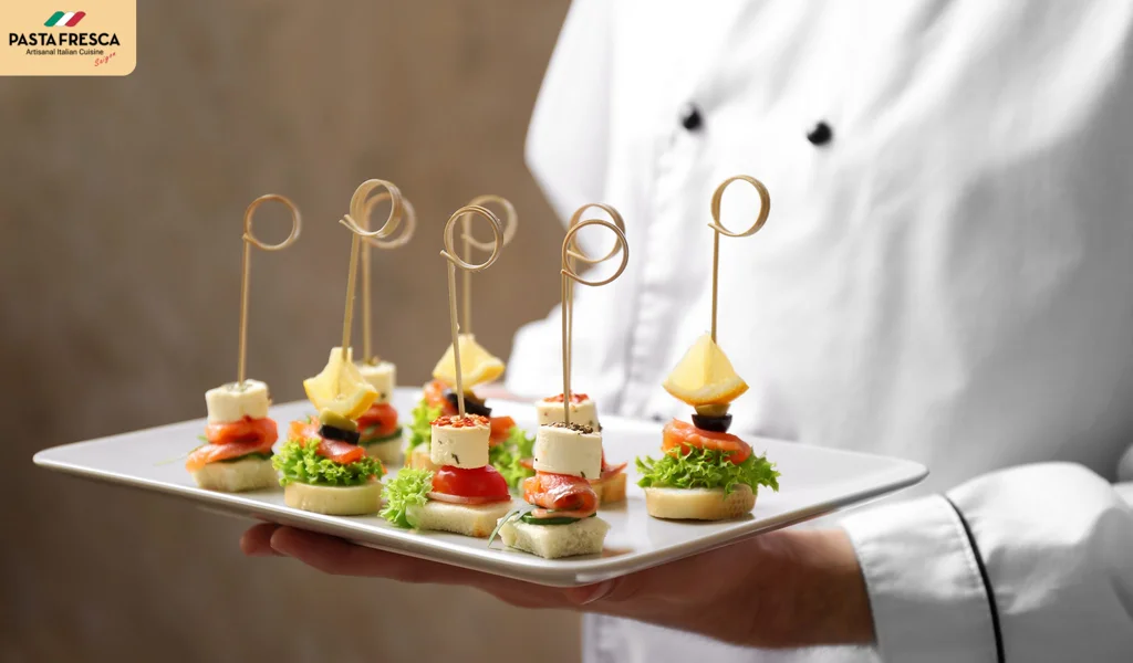 Bạn có thể dùng thức ăn được đựng trên khay, đĩa bằng tay, dùng que xiên hoặc thìa Bạn có thể dùng thức ăn được đựng trên khay, đĩa bằng tay, dùng que xiên hoặc thìa