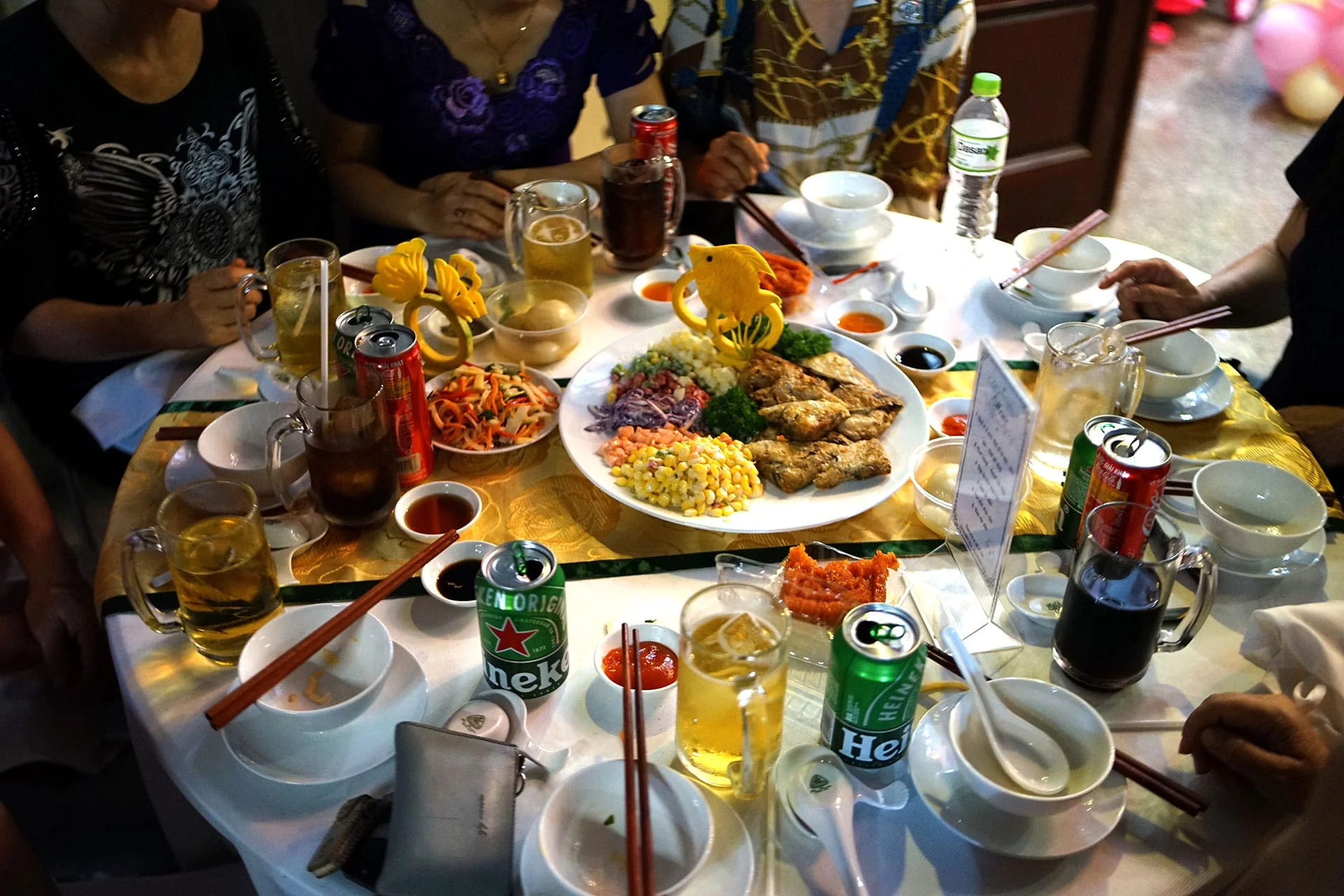 Food and drinks are also important factors that parents need to pay attention to when organizing a baby shower party at home. Food and drinks are also important factors that parents need to pay attention to when organizing a baby shower party at home.