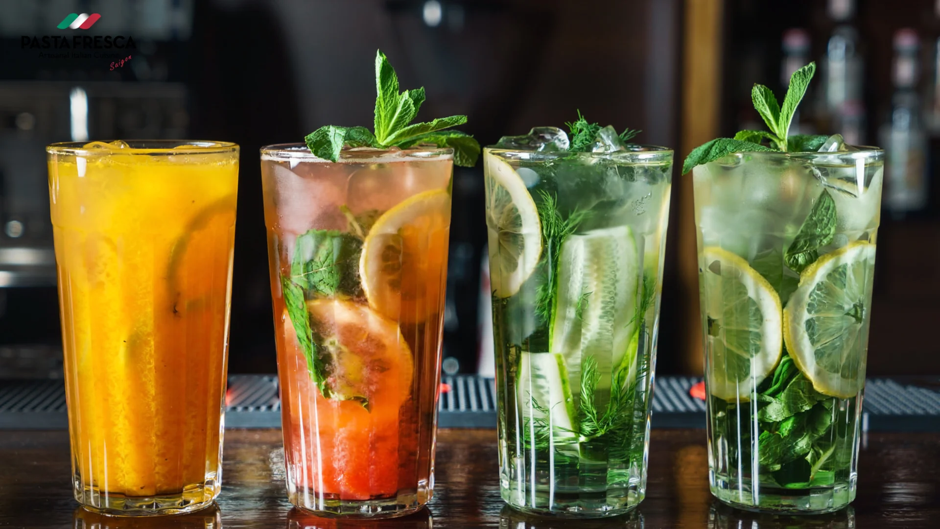 Ngoài nước ngọt, bạn có thể thử chuẩn bị các loại cocktail hoặc rượu vang phù hợp với món ăn; để tăng thêm sự đa dạng cho danh sách đồ uống của bạn