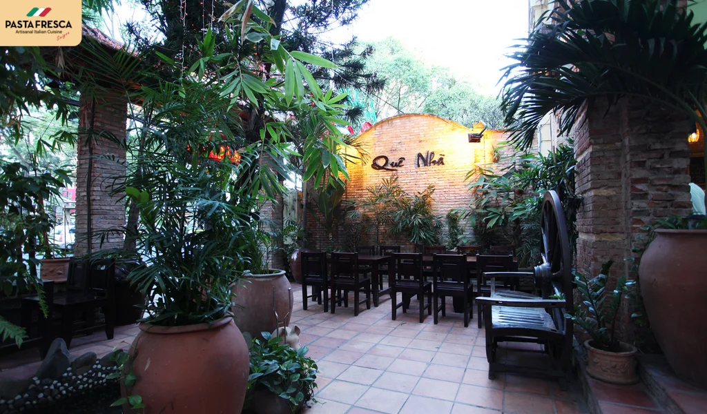 餐厅采用质朴的砖墙空间设计，绿色苔藓覆盖的屋顶，简单而宁静