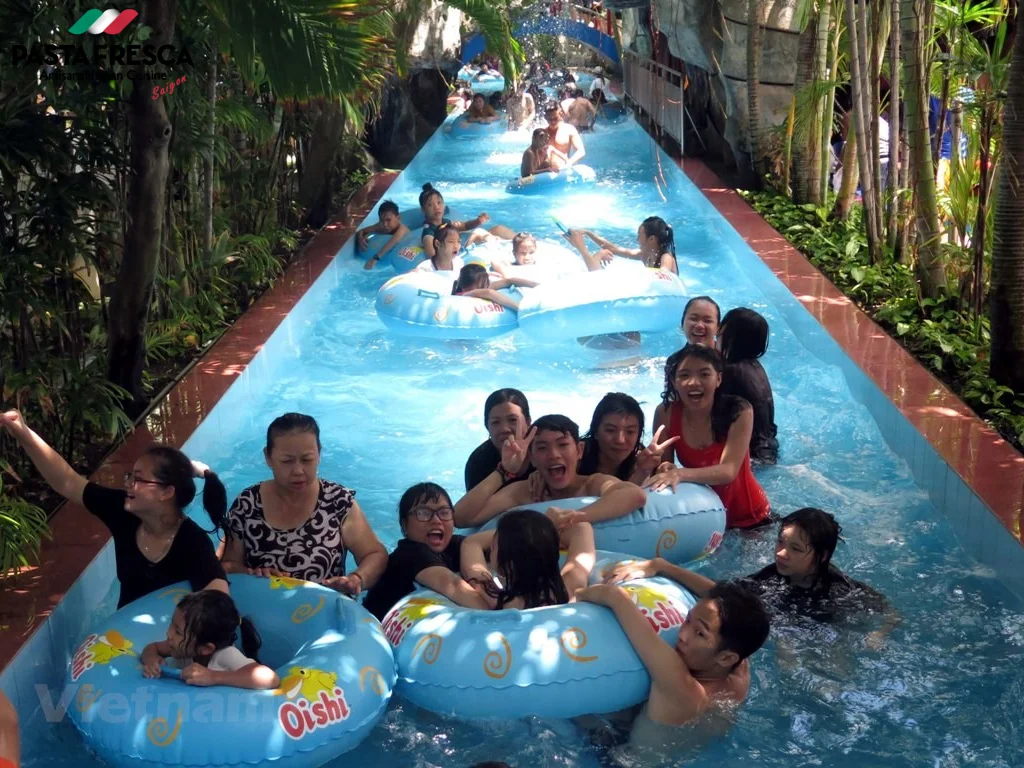 ダムセン ウォーター パークは、サイゴンの子供たちにとって魅力的な週末のエンターテイメントの場で、家族連れによく選ばれます。 ダムセン ウォーター パークは、サイゴンの子供たちにとって魅力的な週末のエンターテイメントの場で、家族連れによく選ばれます。