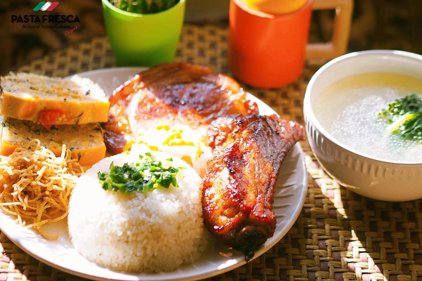 碎米通常包括米饭、烤肉、煎蛋、面包卷和生蔬菜 碎米通常包括米饭、烤肉、煎蛋、面包卷和生蔬菜