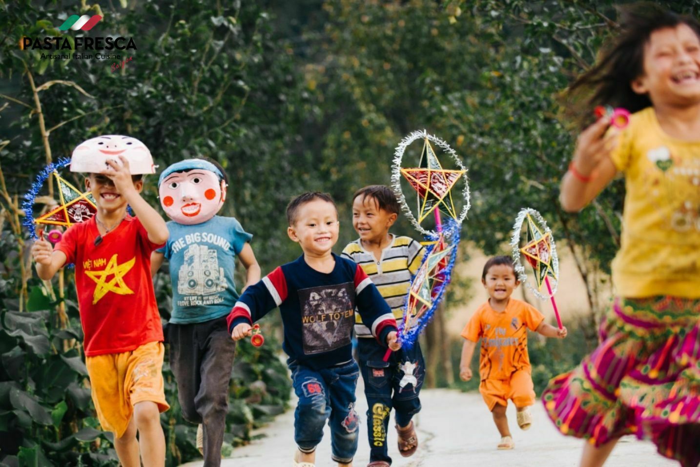 In passato, la Festa di Metà Autunno era considerata una festa per bambini, durante la quale i bambini godevano della gioia e dell'allegria dell'autunno accendendo lanterne e sfilando per le strade.