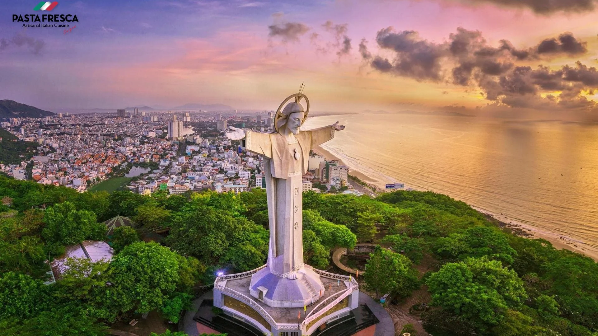 Vũng Tàu nổi tiếng với những bãi biển đẹp, ẩm thực hải sản phong phú và những địa điểm tham quan như Đồi Nhạn, Bãi Trước, Bãi Sau, Lăng Chủ tịch Hồ Chí Minh, Khu du lịch Hồ Mây,...