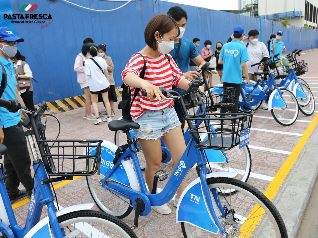 Đạp xe công cộng được xem là hoạt động thư giãn cuối tuần khá phổ biến với các bạn trẻ ở Sài thành