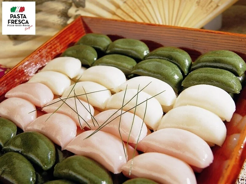 What do Koreans eat on Mid-Autumn Festival? Songpyeon cake What do Koreans eat on Mid-Autumn Festival? Songpyeon cake