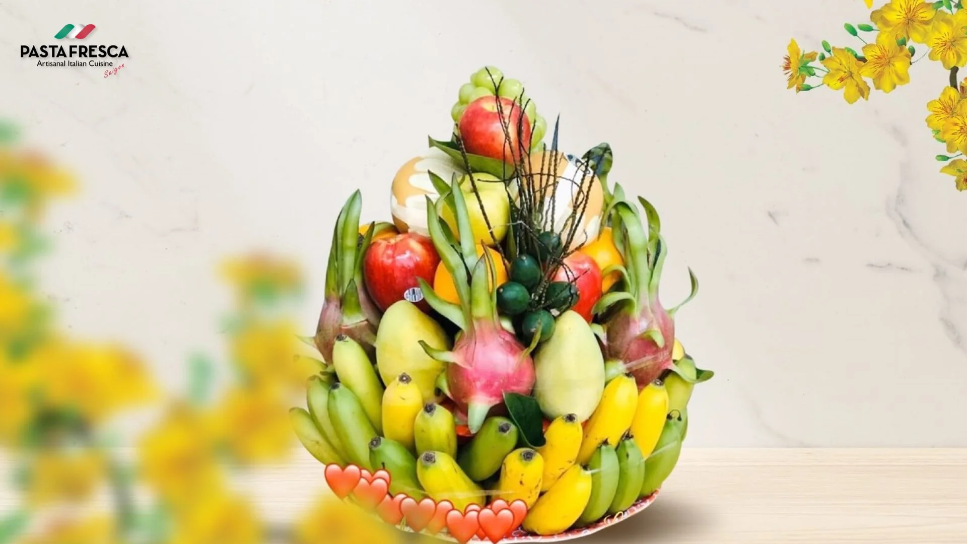 Choosing the right fruits is very important to have a beautiful and meaningful fruit tray for the Mid-Autumn Festival. Choosing the right fruits is very important to have a beautiful and meaningful fruit tray for the Mid-Autumn Festival.