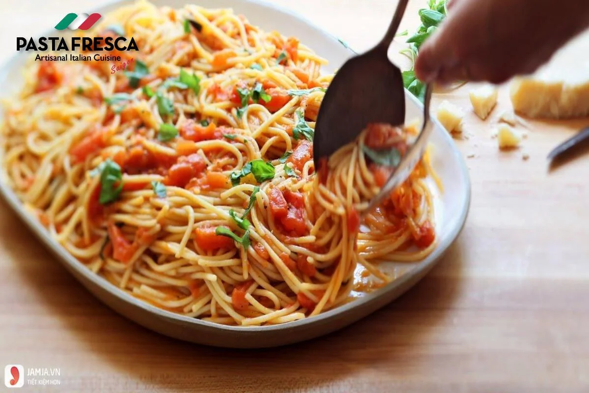 Kết hợp mì trộn spaghetti và sốt Kết hợp mì trộn spaghetti và sốt