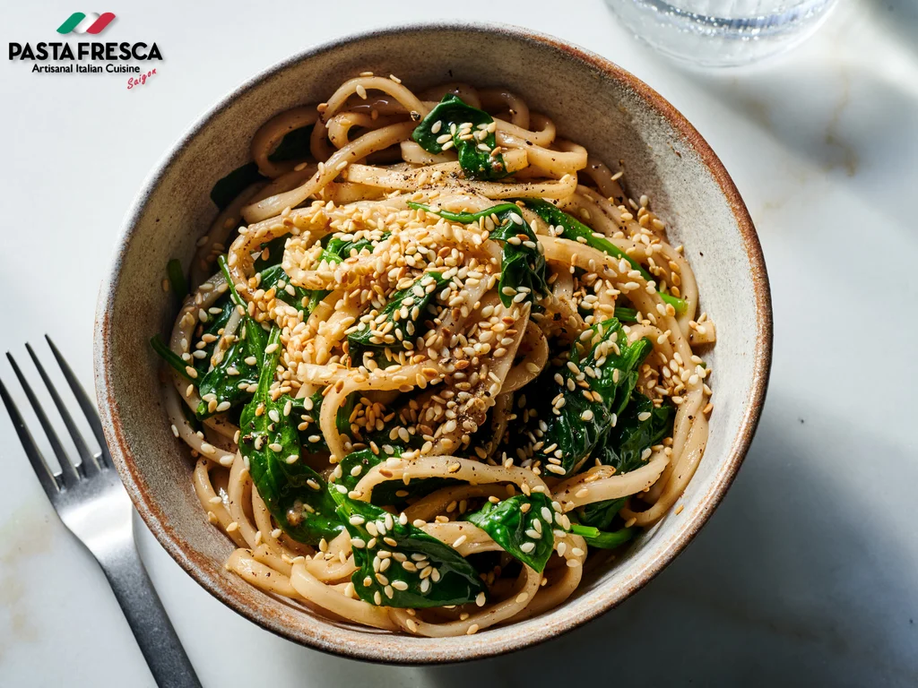 La scatola di noodle offre una varietà di verdure e proteine che soddisferanno le papille gustative dei tuoi dipendenti