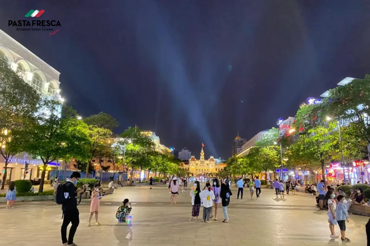 Nguyen Hue Walking Street is one of the entertainment places in District 1 that attracts a lot of domestic and foreign tourists 