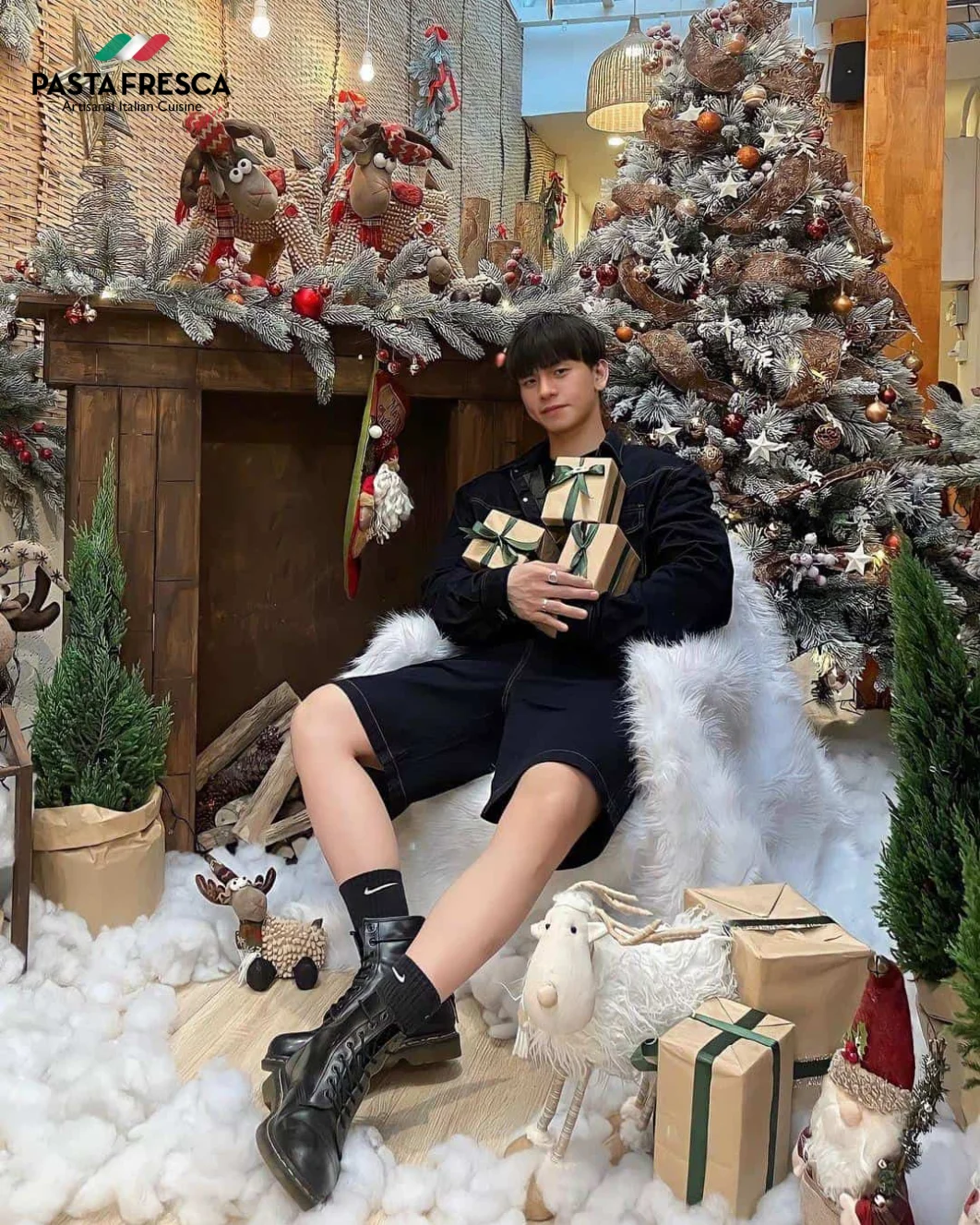 クリスマスらしい暖かな暖炉のそばで写真撮影 クリスマスらしい暖かな暖炉のそばで写真撮影