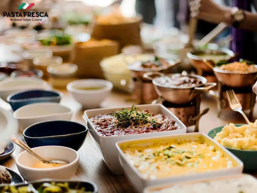 Il catering a buffet è sempre un'ottima scelta, non solo fornisce una varietà di cibi e pranzi, ma consente anche ai dipendenti di tornare per qualche secondo.