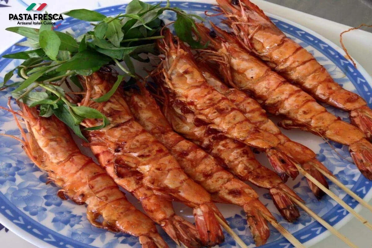 Come fare, come marinare gamberi e gamberoni grigliati con sale e peperoncino in modo semplice e delizioso con la carbonella?