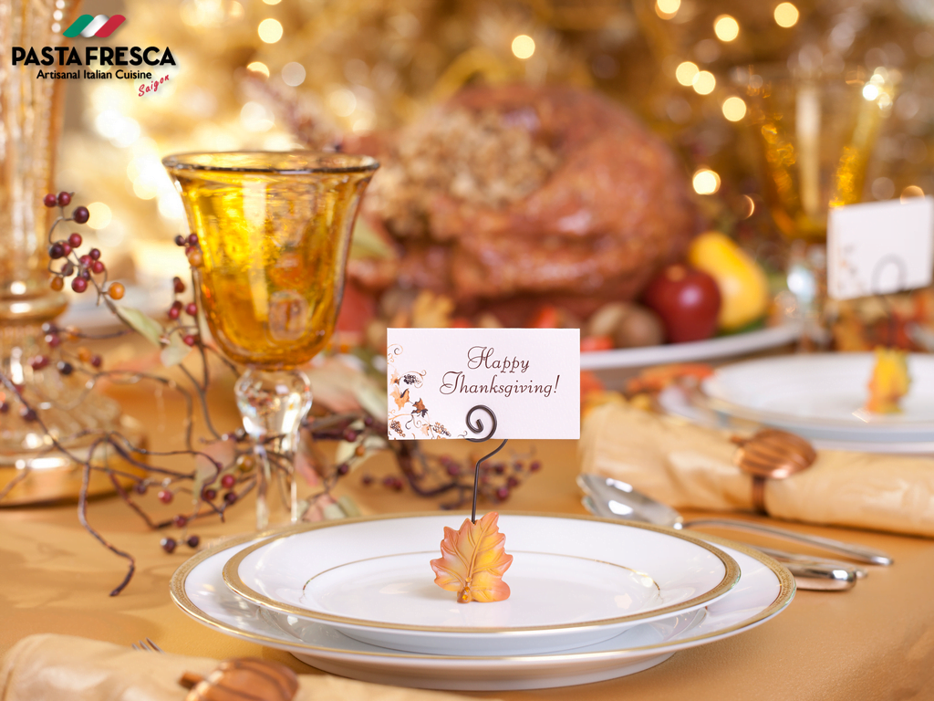 Write the names of the guests on the cards, and arrange them at the Thanksgiving table