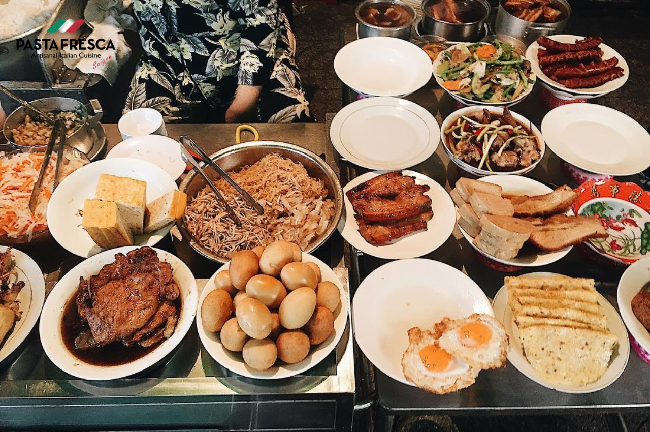 What delicious food should you eat for dinner in Saigon? 