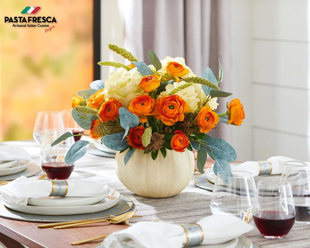 Ottieni delle fioriture finte in ricchi colori autunnali per aggiungere eleganza al tuo tavolo rotondo del Ringraziamento o alla decorazione della casa Ottieni delle fioriture finte in ricchi colori autunnali per aggiungere eleganza al tuo tavolo rotondo del Ringraziamento o alla decorazione della casa