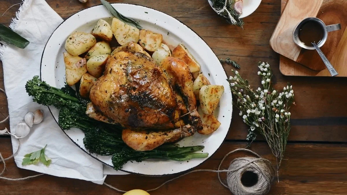 Cách Làm Gà Đút Lò Khoai Tây Ngon Như Nhà Hàng