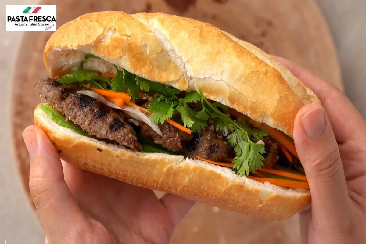 Bánh mì là món ăn đường phố nổi tiếng của Việt Nam Bánh mì là món ăn đường phố nổi tiếng của Việt Nam