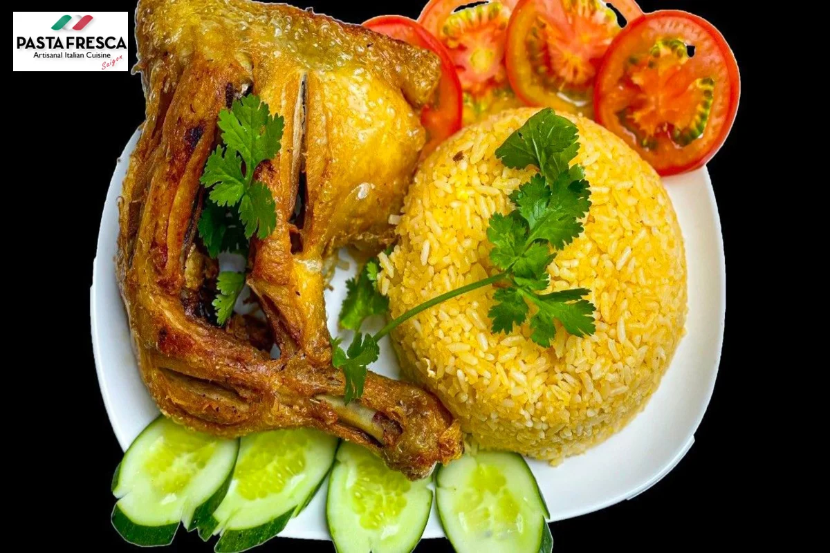 Trưa nay nên ăn món gì và ở đâu tại Sài Gòn thì ngon? Cơm gà xối mỡ Thạch Lam Trưa nay nên ăn món gì và ở đâu tại Sài Gòn thì ngon? Cơm gà xối mỡ Thạch Lam