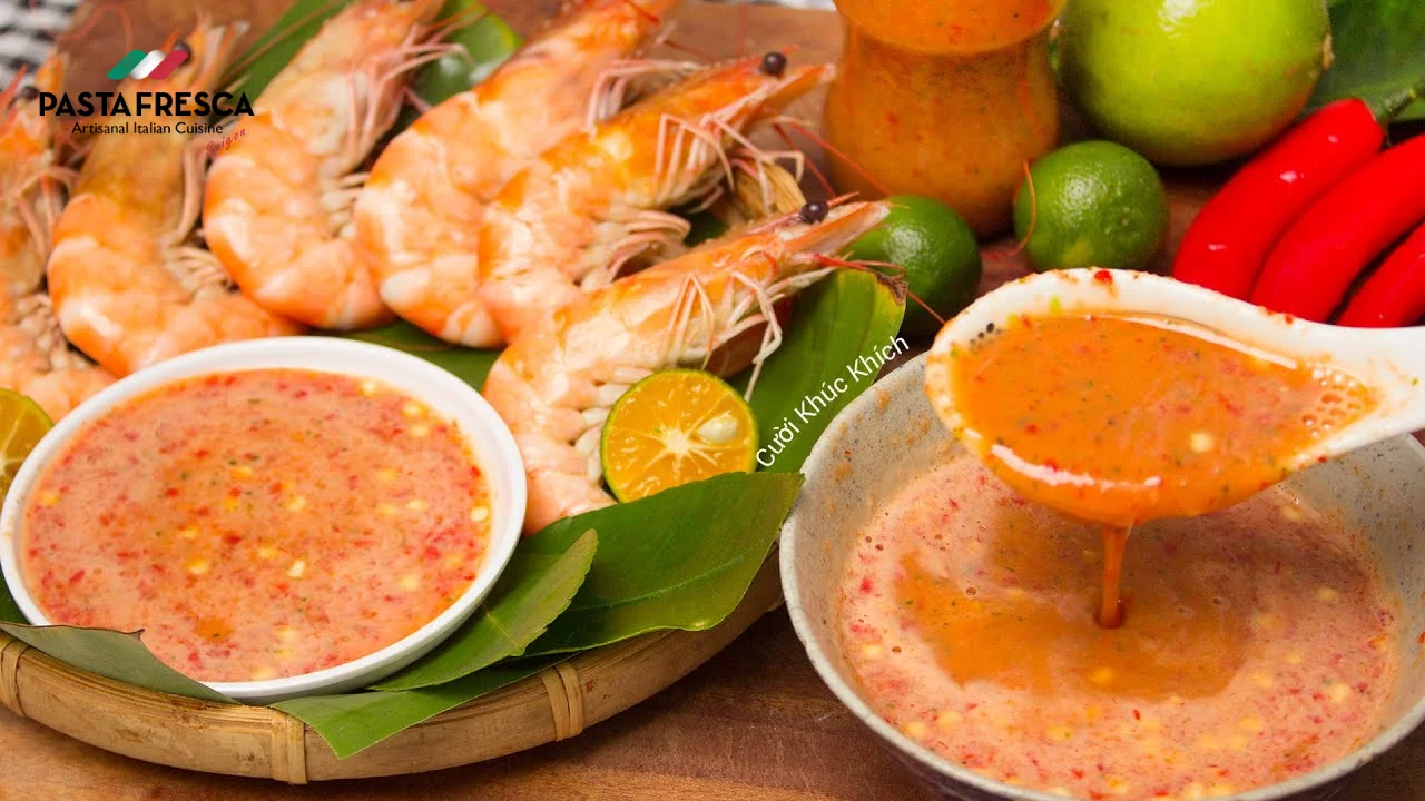 La salsa per immersione con sale e peperoncino al limone è molto apprezzata dagli appassionati di barbecue La salsa per immersione con sale e peperoncino al limone è molto apprezzata dagli appassionati di barbecue