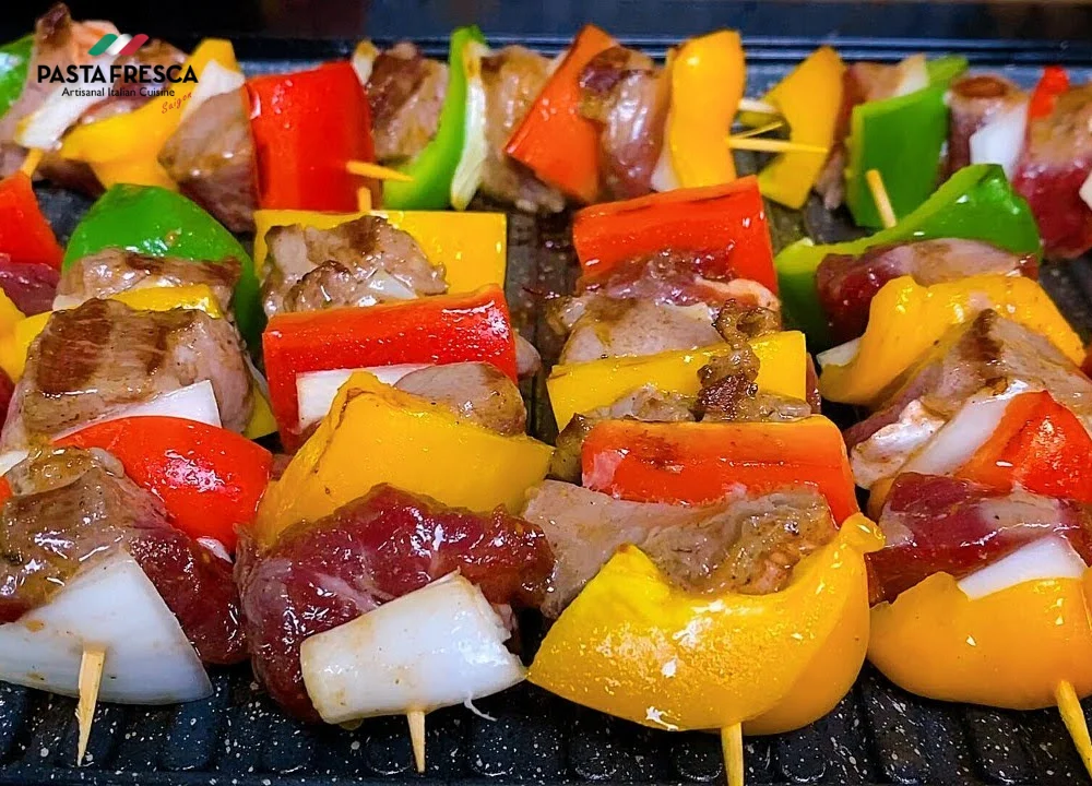 Công đoạn cuối cùng trong cách làm thịt bò nướng xiên que rau củ chính là nướng thịt Công đoạn cuối cùng trong cách làm thịt bò nướng xiên que rau củ chính là nướng thịt