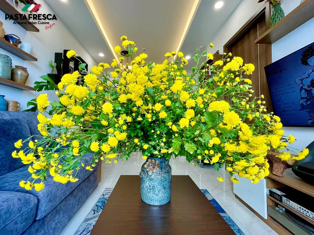 Chrysanthemums not only bring bright colors to the house but also symbolize peace and longevity