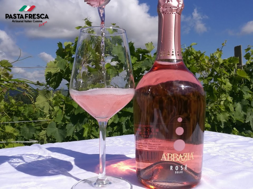 Abbazia Moscato Sparling Rose Dolce là dòng vang hồng sủi tăm