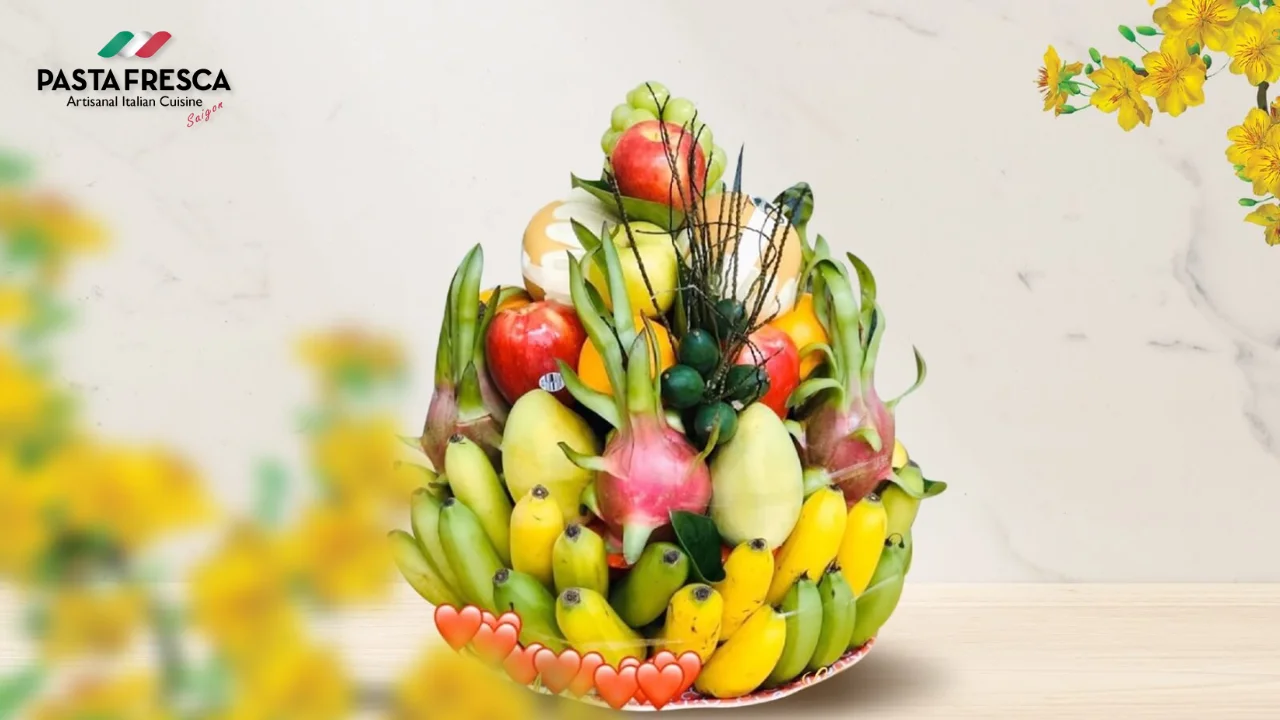 The fruits chosen for display usually have 5 colors following the Five Elements.