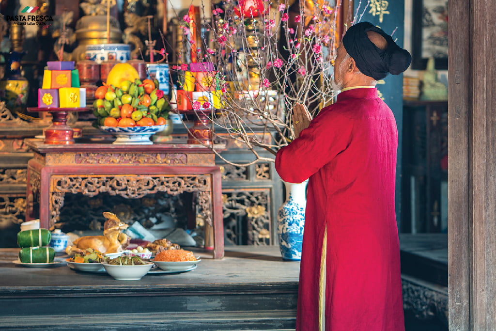 Ngoài mâm cỗ đủ đầy, bạn cũng cần thể hiện tấm lòng và sự chân thành trong suốt quá trình cúng để tỏ lòng kính trọng và biết ơn với tổ tiên