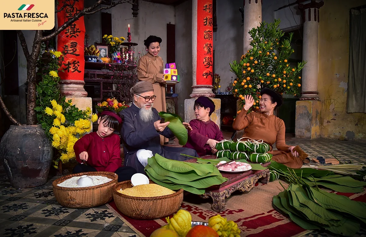 The custom of wrapping banh chung on Tet