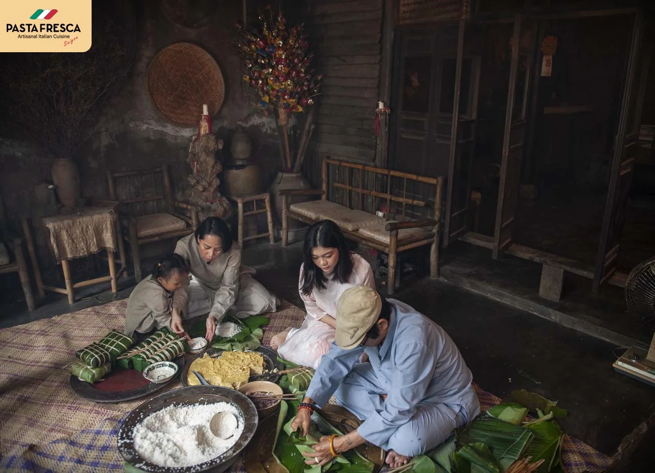 The custom of cooking banh chung on Tet holiday